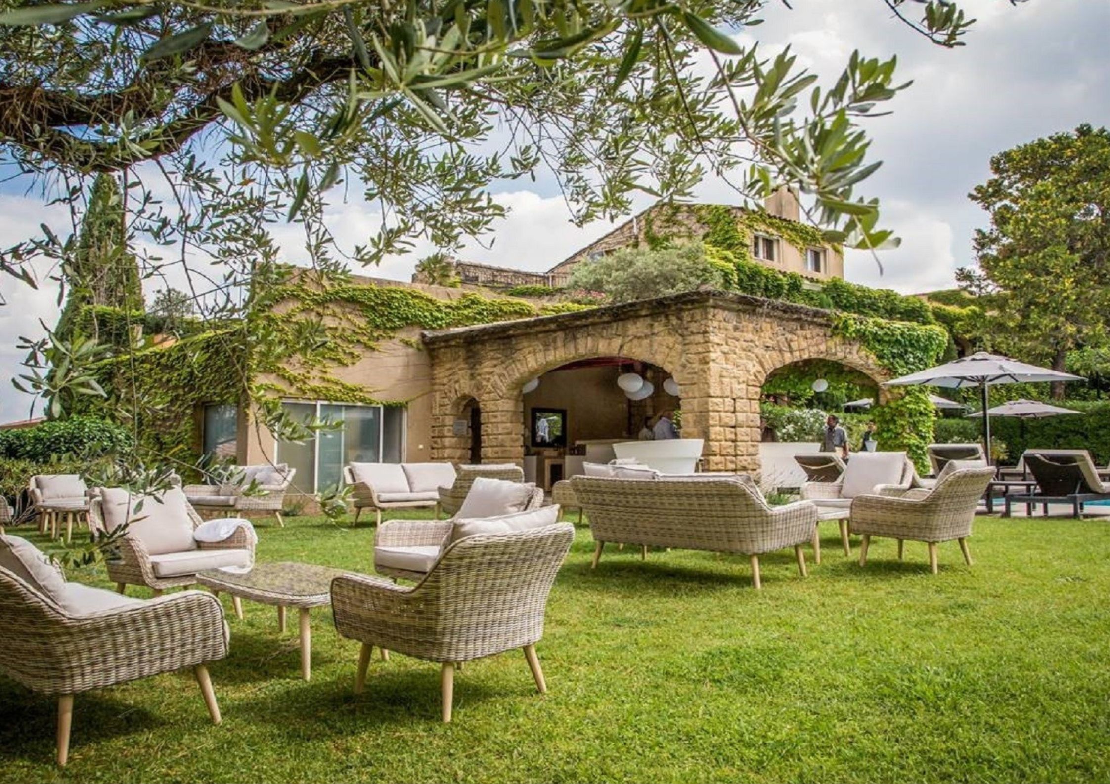 hotel 5 etoiles golfs I le vallon de valrugues & spa terrasse hotel 5 etoiles golfs I le vallon de valrugues & spa terrasse